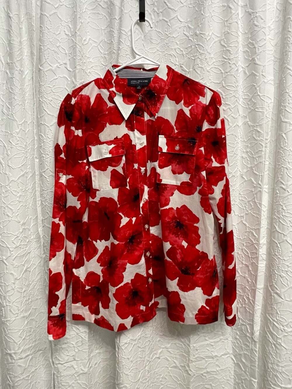 Jones New York Signature Blouse Size M Red White Floral Print Button Down